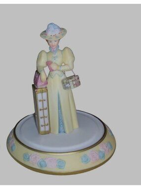 Avon MINI Mrs PFE Albee 3.5"  Figurine  Award for Presidents  Club 2002